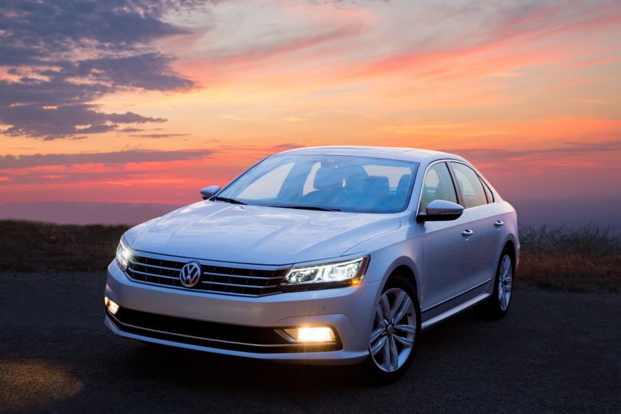  Volkswagen Passat TSI 2016 года  (фото 3 из 33)